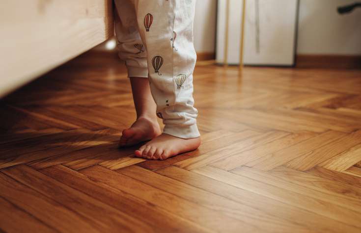 stopy dziecka na drewnianej podłodze