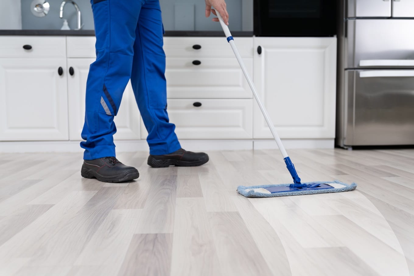 Jak pozbyć się zabrudzeń poremontowych z podłóg laminowanych?